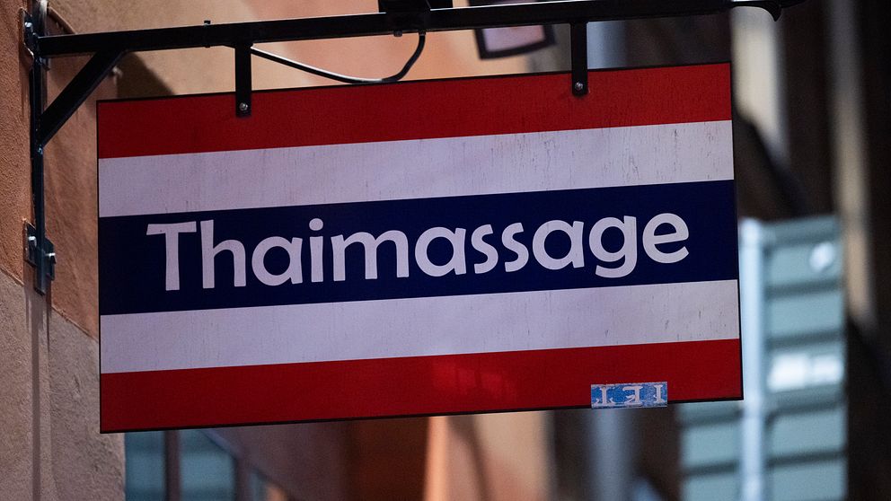 Skylt med texten ”Thaimassage” på en byggnad.