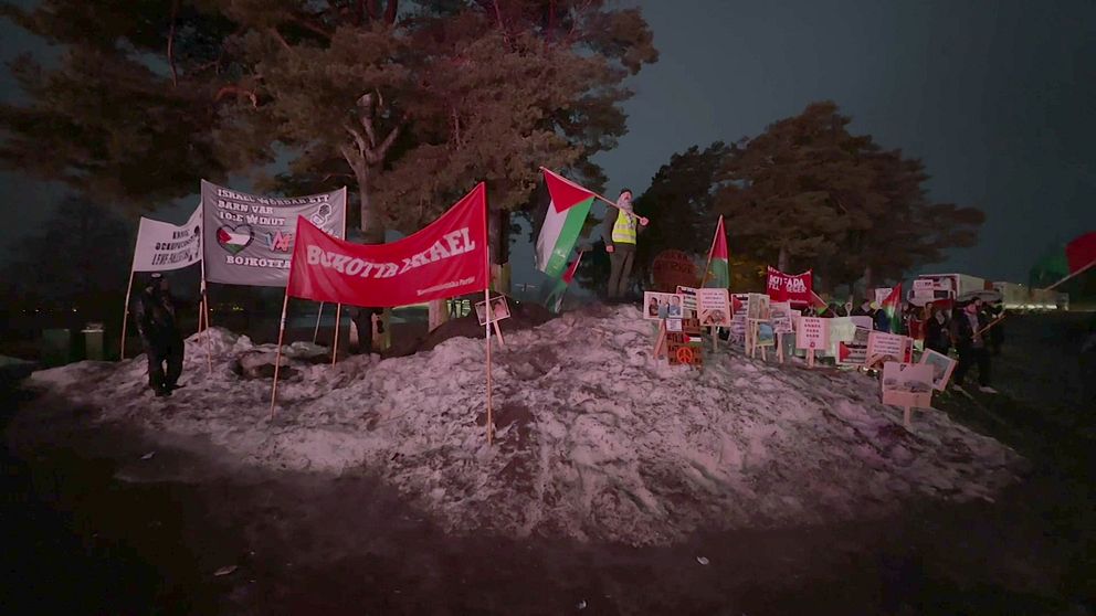 En pro-palestinsk demonstration hölls utanför Löfbergs Arena inför Melodifestivalens sista deltävling.