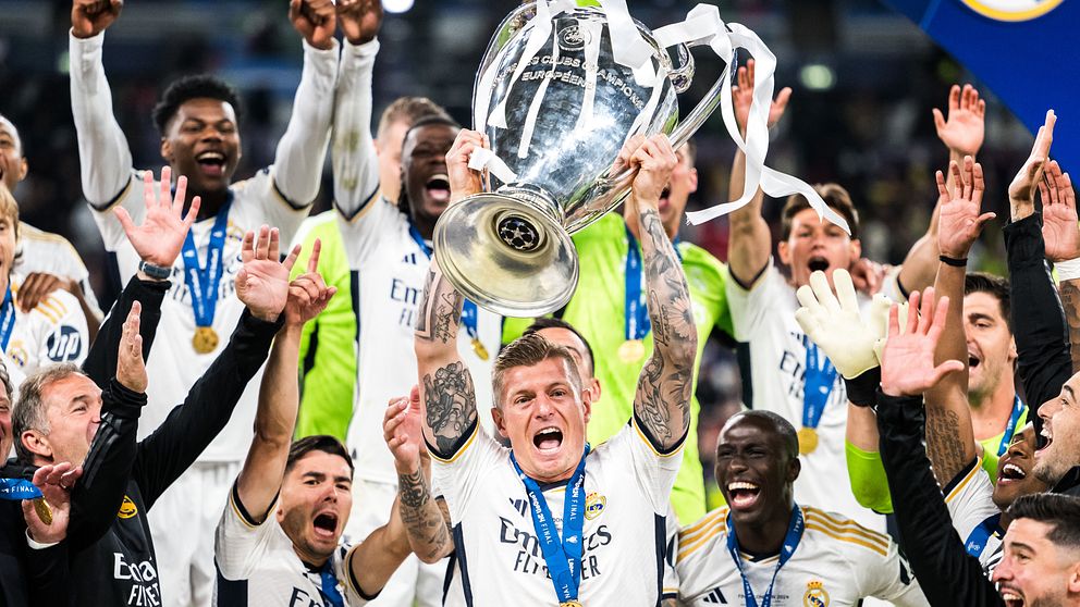 Toni Kroos höjer Champions League-pokalen