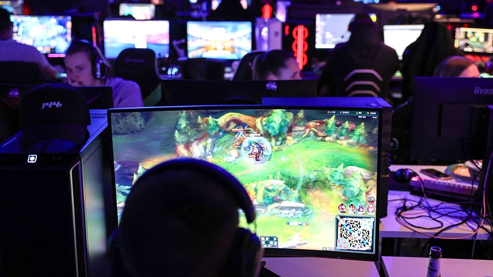 Hall där många spelar på en gång.