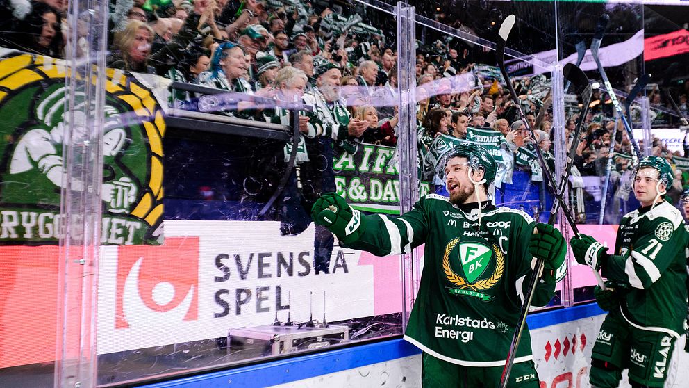 Färjestads kapten Linus Johansson firar segern mot Rögle framför klacken i Löfbergs Arena.
