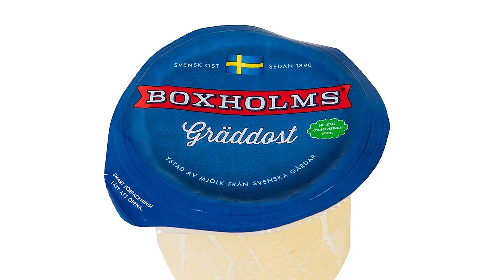 En bild på en rund ost i plastförpackning.