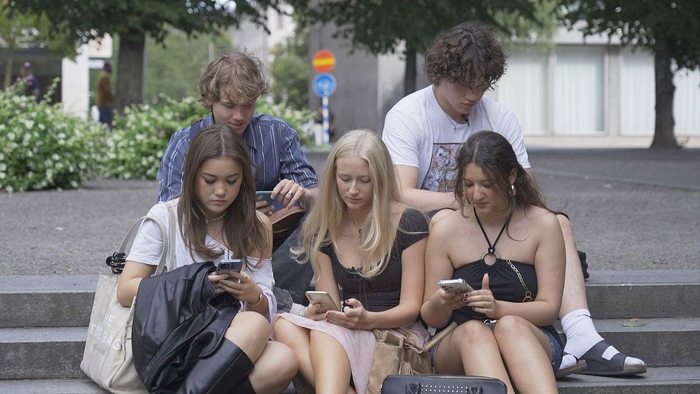 Kiwa Söderman och hennes kompisar har en skärmtid på uppemot sju timmar om dagen. Nu kommer Folkhälsomyndighetens rekommendationer.