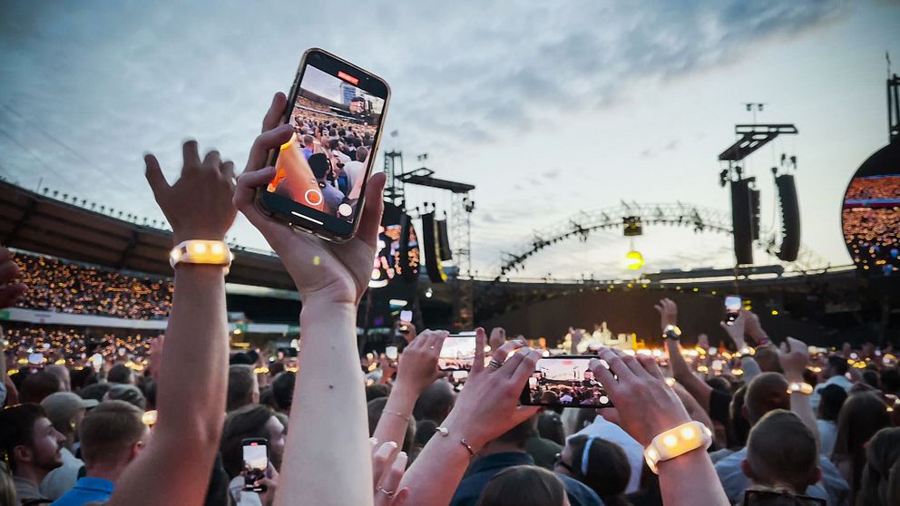 Mobiltelefoner som filmar under en konsert på Ullevi.