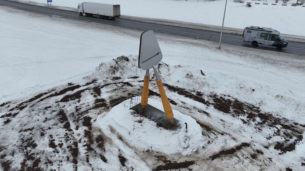 Osthyvlarna i Ånäset i snölandskap vid landsväg, lastbil och bil i bakgrunden.
