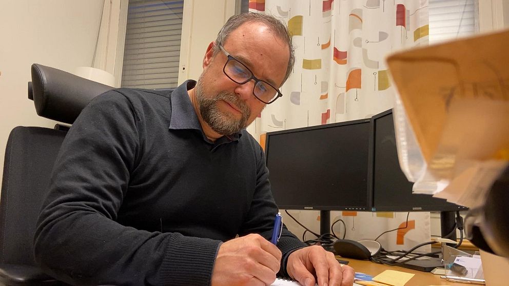 Region Västerbottens direktör Tommy Svensson sitter och skriver på sitt kontor.