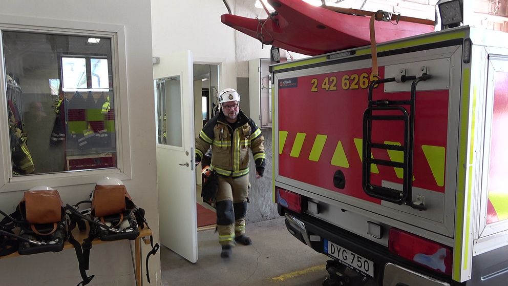 Deltidsbrandmannen Christian Svahn på väg att rycka ut på ett larm