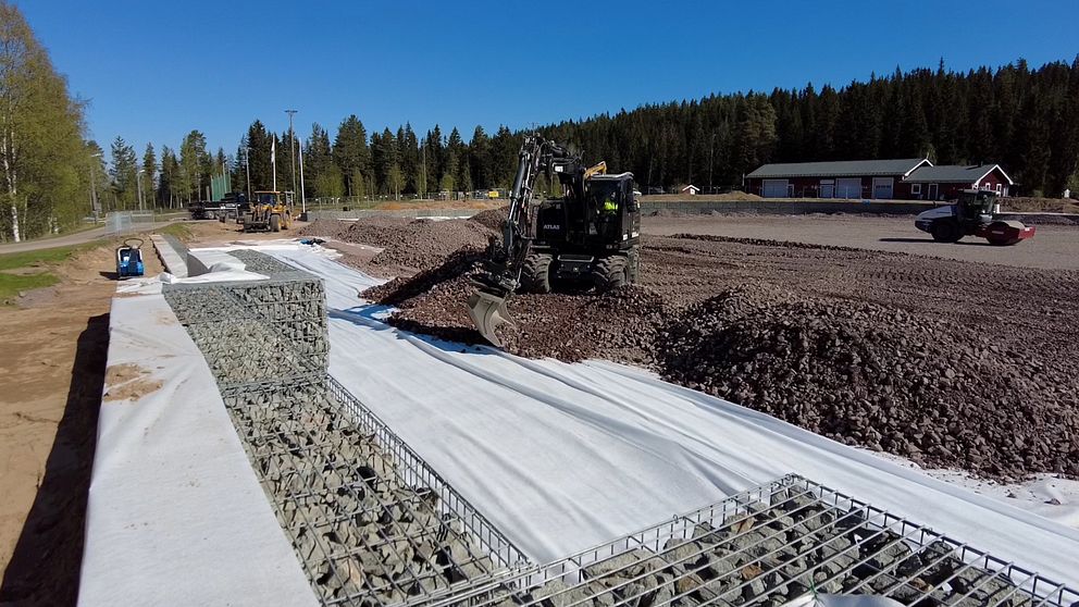 Maskiner gräver och schaktar på idrottsplatsen i Sälen för att bygga ny idrottsanläggning där.