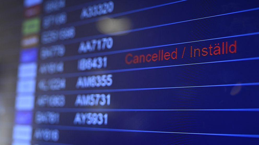 Flyginformationsskärm med inställda flyg visas i rött.