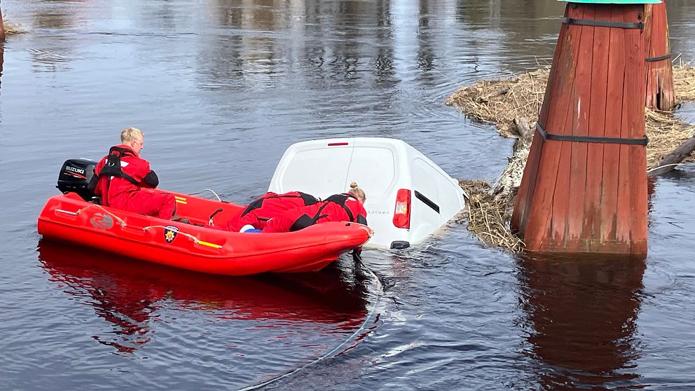 en bil i vattnet i klarälven och en räddningsbåt intill