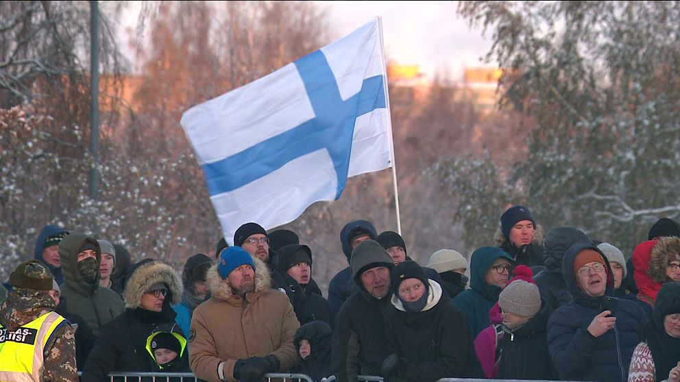 Finlands självständighetsdag 2023.Folkmassan tittar på militärparad i Uleåborg