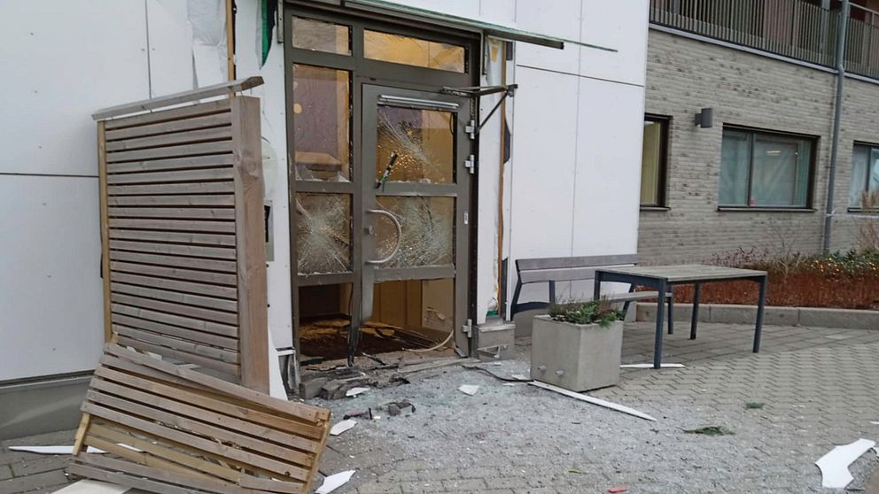 Bild på söndersprängd port i bostad i Falkenberg.