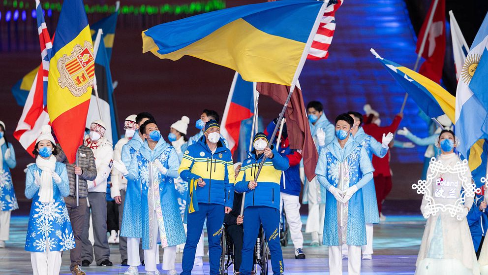 Ukraina tågar in vid paralympics 2022.