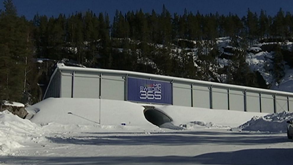 skidtunnel sedd utifrån alltså en lång rätt låg byggnad