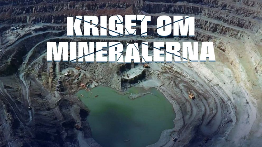 Flygfoto av en gruva med text ”Kriget om mineralerna” över bilden.