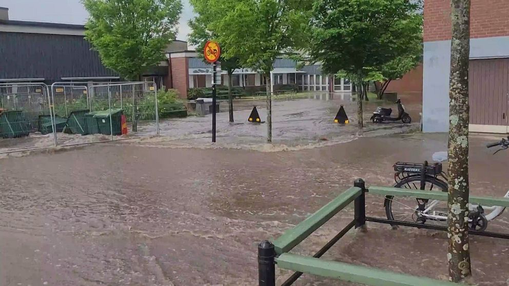 Vatten som forsar på gata i Båstad efter skyfall