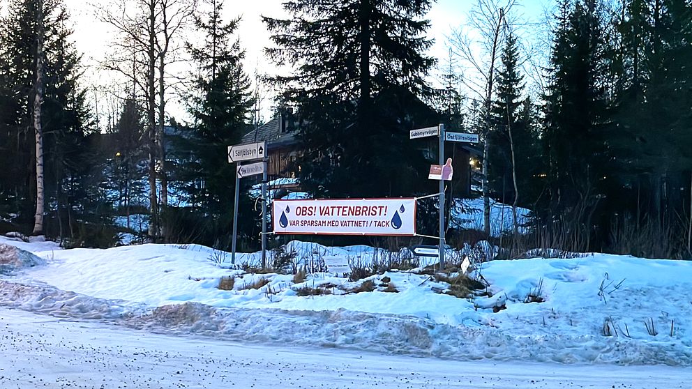 vattenbristskylt i vinterlandskap i Sälenfjällen