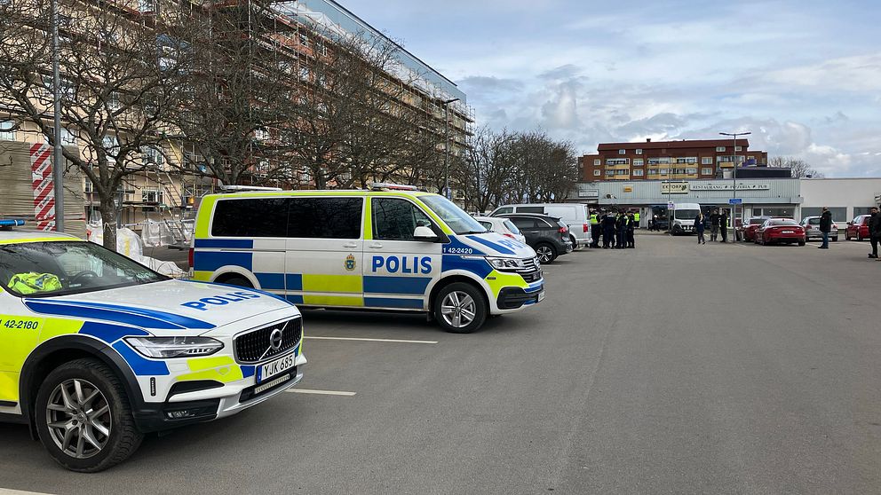 Polisbilar vid insats i Norrköping