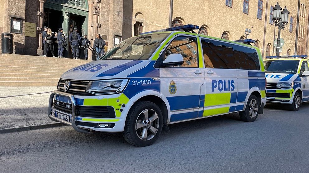 Polisbil framför Stockholms tingsrätt.