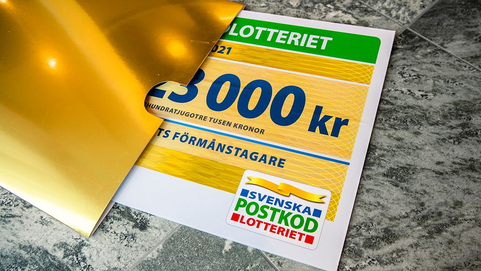 Svensk Postkodlotteriet-kylt på 23 000 kr täcks delvis av guldfolie.