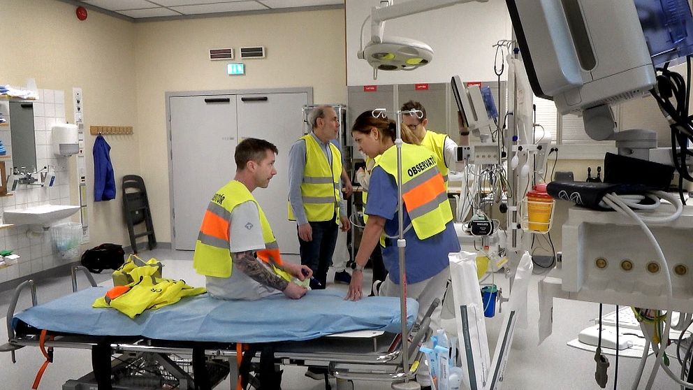 akutmottagningen sundsvalls sjukhus personal med varselvästar