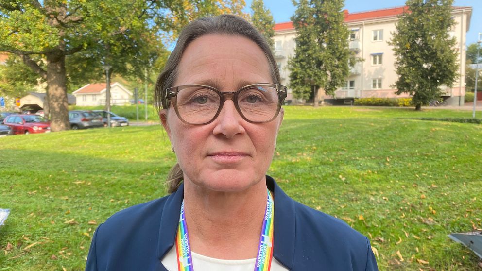 Anna Thörn står på gräsmattan framför regionkontoret