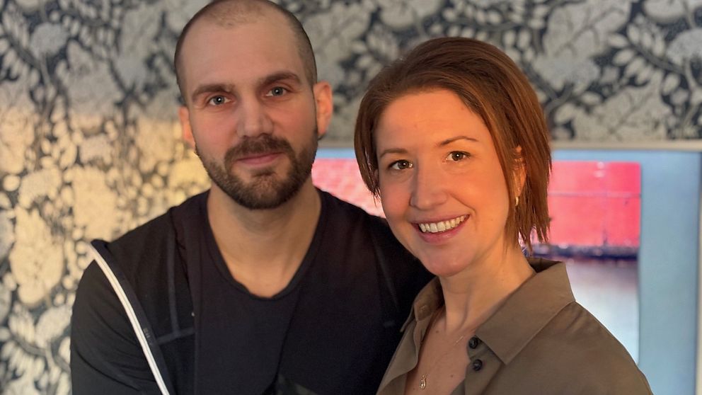 Tomas Hellander och Denise Hellander från Frisk och fri fotograferade rakt framifrån tillsammans framför en mönstrad vägg.