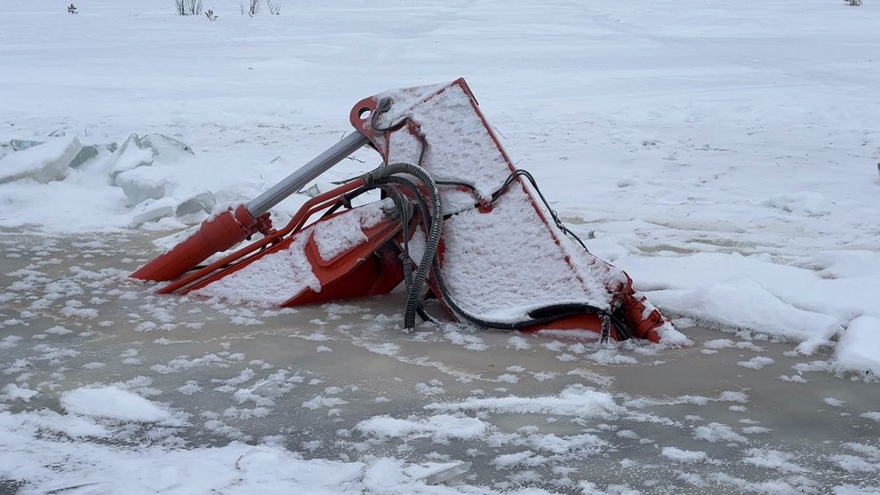 Lyftkran som gått igenom is i Solberg där en person dog.