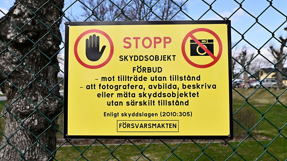 Skylt som varnar för fotografering och avbildning av skyddsobjekt, med texten ”STOPP SKYDDSOBJEKT FÖRBUD” och information om att tillstånd krävs enligt skyddslagen.