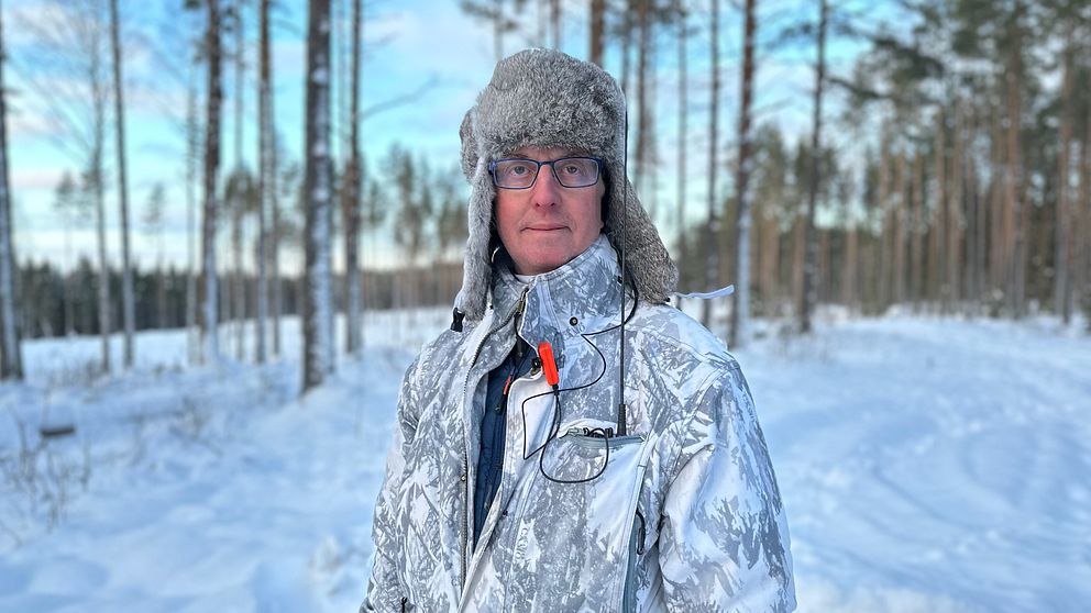 Gunnar Glöersen från Svenska Jägareförbundet står i ett snöigt landskap och tittar in i kameran