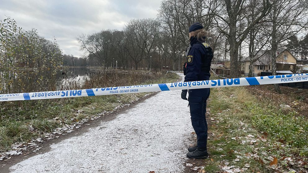 Polisen spärrade av ett större område vid  kanalen i Ljungsbro efter explosionen.
