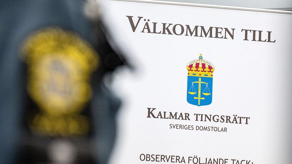 Skylt med texten välkommen till Kalmar tingsrätt.