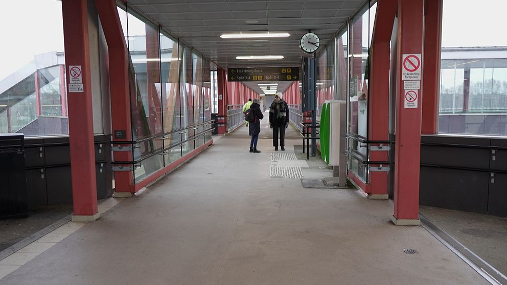 Tågstationen i Alvesta, folk väntar på tåg