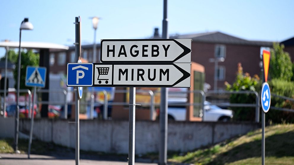 skylt som visar Hageby till höger