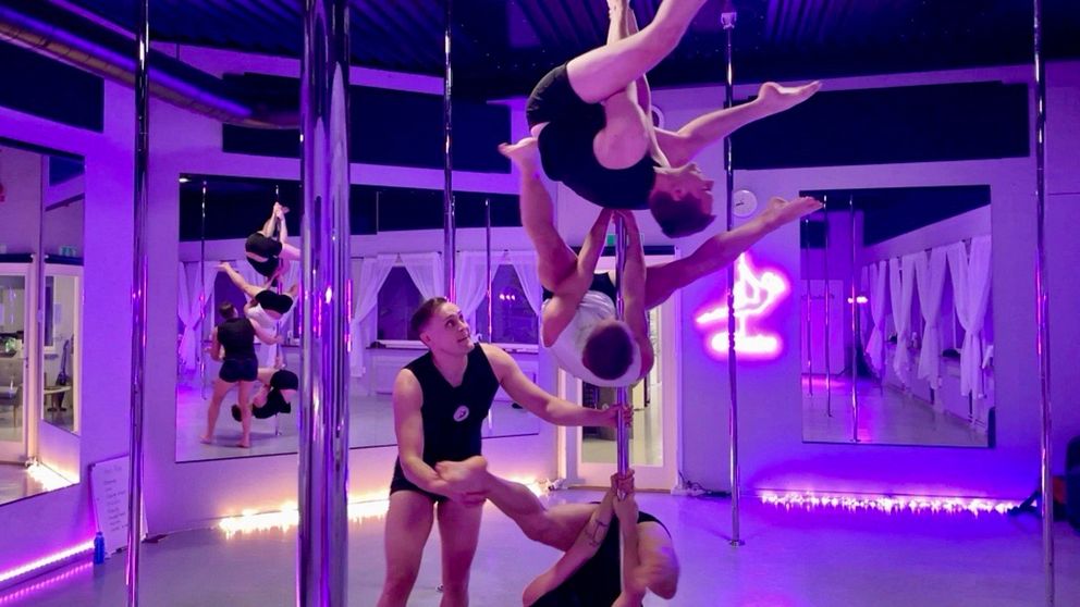 Marcus Elsberg, Simon Persson, Andreas Palfelt och Felix Montell tränar poledance i en studio i Kristianstad.
