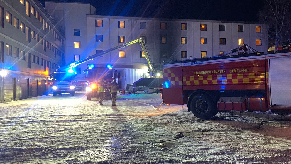 Hotellbyggnad i Åre samt brandbilar.