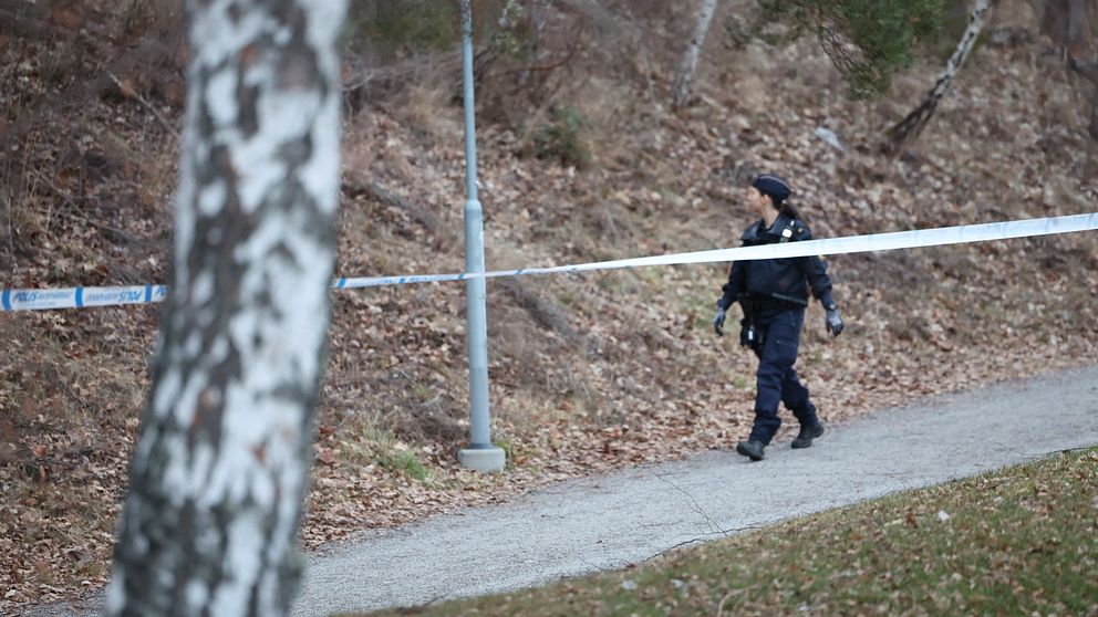 Polis går bakom avspärrningsband