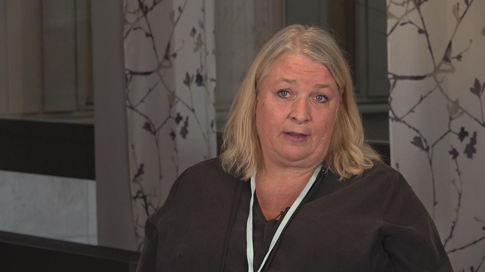 En kvinna som blir intervjuad