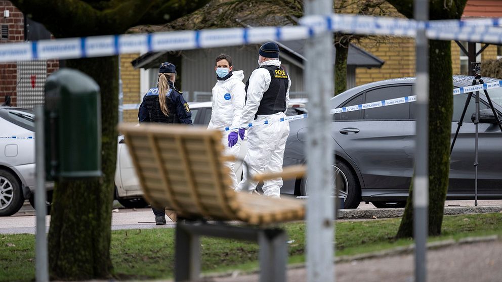 Polis vid mordplatsen på Adolfsberg