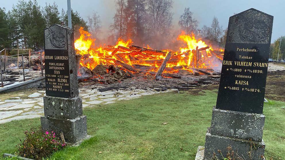 Det är bara bråte kvar av kyrkan i Hietaniemi efter nattens brand.