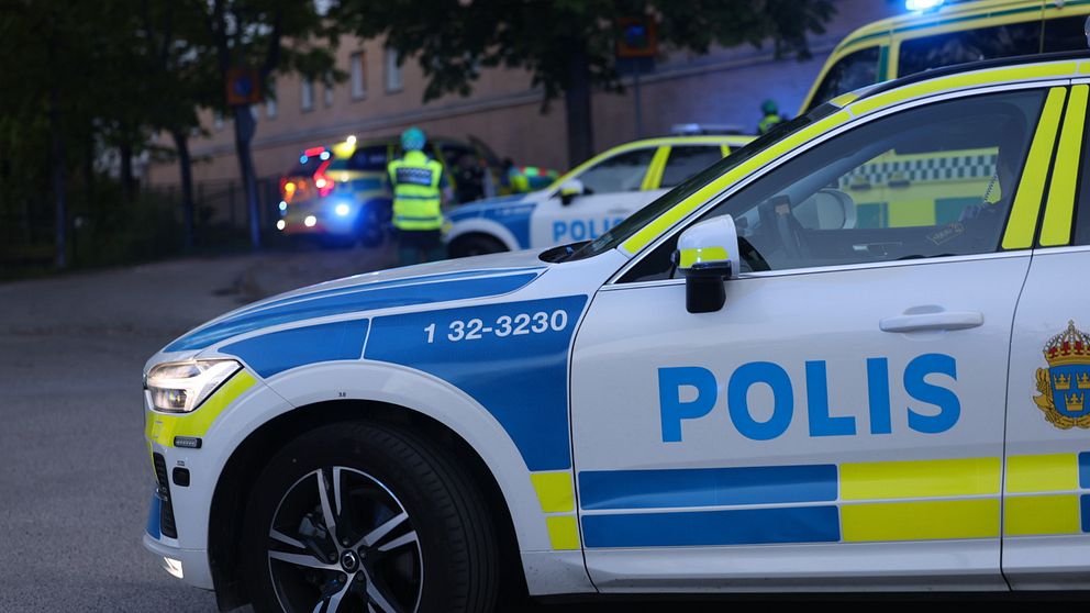 Flera polispatruller på plats i området där en man blivit skjuten.