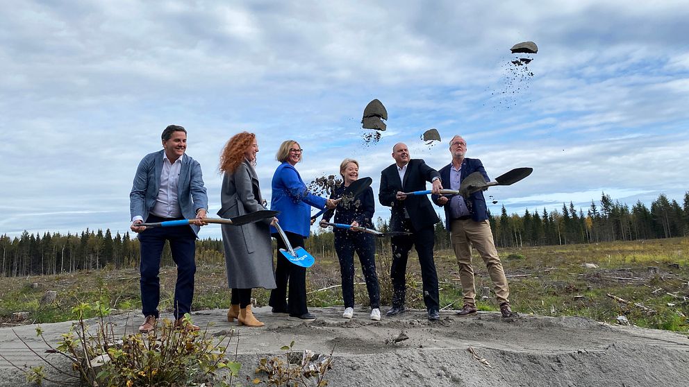 Första spadtaget vid Talgas batterianodfabrik på Hertsön i Luleå. Sex personer skottar upp jord  på platsen.