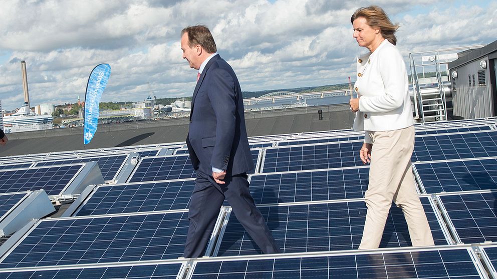 Stefan Löfven (S) och Isabella lövin (MP) bland solceller på tak.