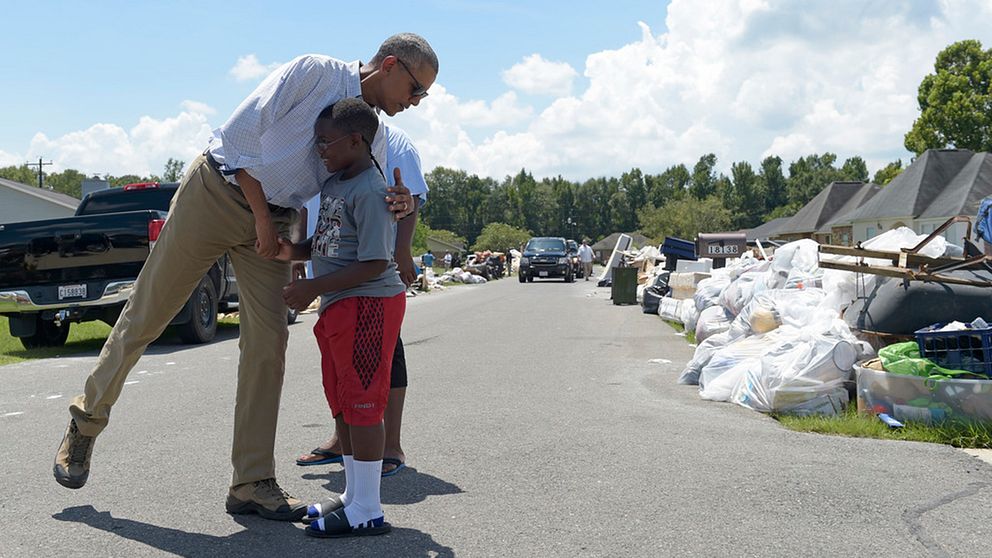 President Barack Obama besöker drabbade områden i delstaten Louisiana.