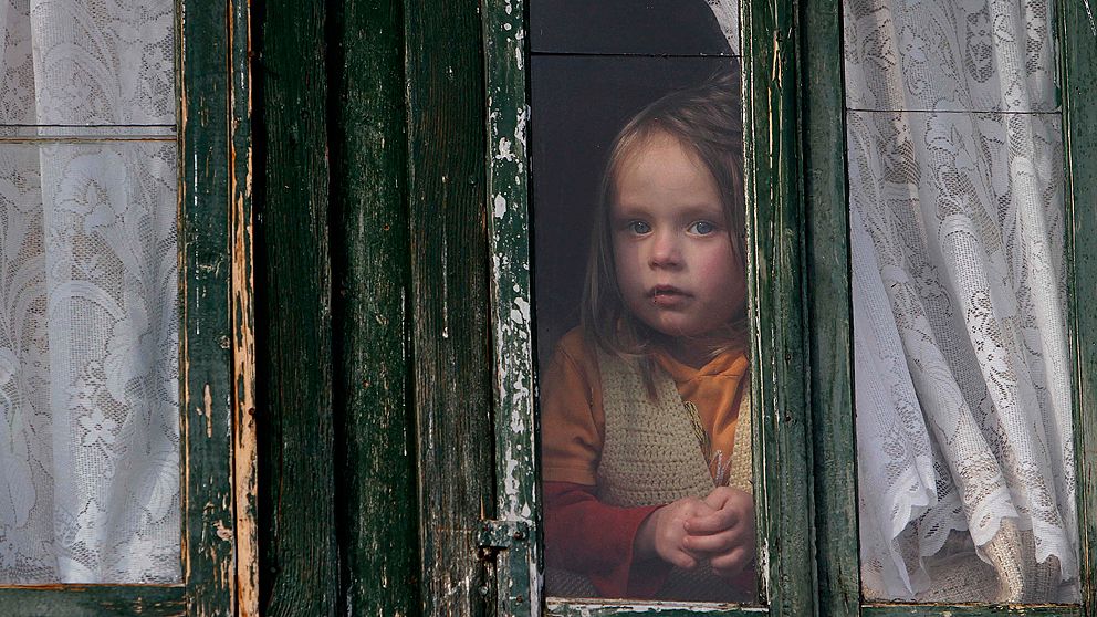 I Sverige lever 7,3 procent av barnen under den nationella fattigdomsgränsen