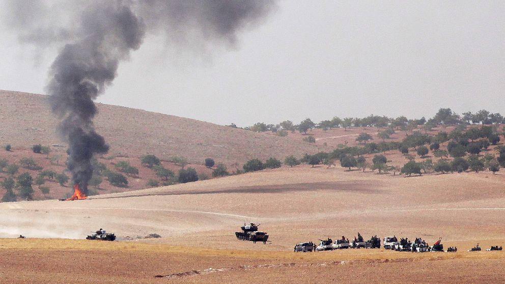 Turkiska stridsvagnar i gränsstaden Jarablus