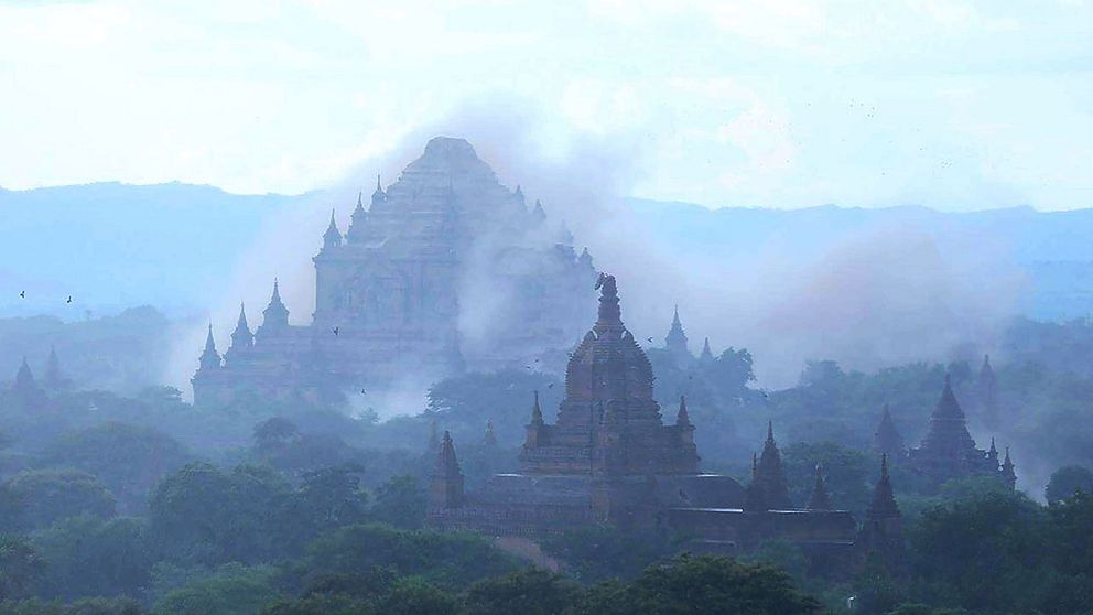 Dhammayangyi-templet omgivet av rök efter att det skakats av jordbävningen.