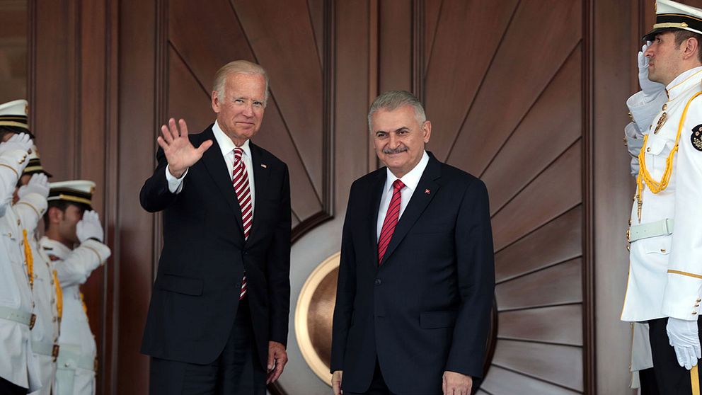 Joe Biden tillsammans med Turkiets premiärminister Binali Yildirim i Ankara.