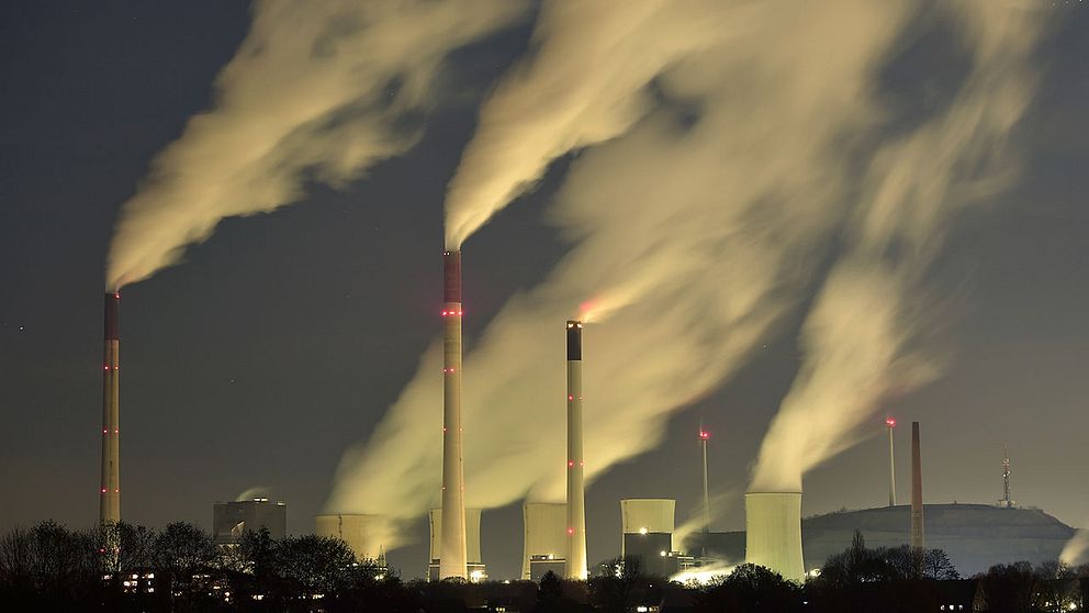 Utsläpp från ett kolkraftverk i Gelsenkrichen, Tyskland. Vi människor har ökat på halterna av koldioxid i atmosfären under nästan 200 års tid.