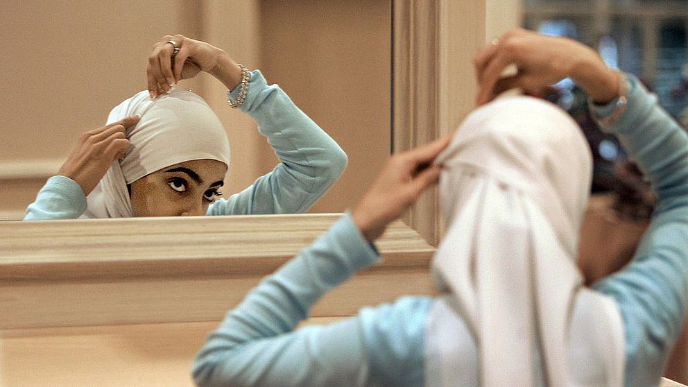 TT-bild: ”** ADVANCE FOR FRIDAY NOV. 10 ** FILE ** Sadaf Butt, of Alabama, adjusts her hijab in a mirror at the 43rd annual Islamic Society of North America convention, Sept, 1, 2006, in Rosemont, Ill. Earlier this year on an Arabic Web site, a Muslim woman scholar posted an open letter to the Islamic world for women to take off the veil _ that head scarves and other coverings for women are not mandated by the Quran or Islamic tradition. (AP Photo/M. Spencer Green)”